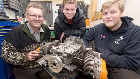 Roy Grelland har satt sammen en ny motor for sommeren, med hjelp av sønnene Atle og Even. <i>Foto:  Håvard Solerød</i>