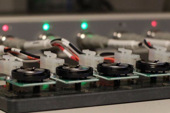 Forskerne håper på grønt lys. Her testes batterier i lab'en på Kjemisk institutt på UiO. <i>Foto:   Eivind Torgersen/UiO</i>
