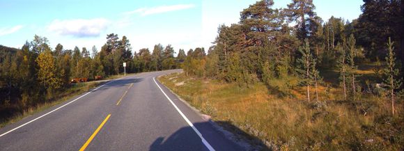 Denne svingen på rv. 15, rett vest for bommen ved Billingen i Skjåk, skal rettes ut og vegen skal utvides til 8,5 meter bredde. <i>Foto:  Statens vegvesen</i>