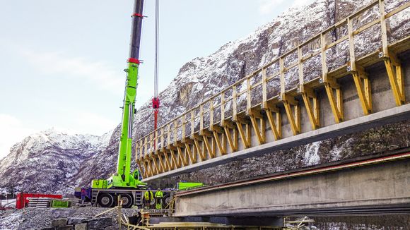 Fra byggingen, da de 47 meter lange prefabrikkerte betongdragerne med 1,5 meters ble løftet tunge på plass. <i>Foto:  Rogaland fylkeskommune</i>