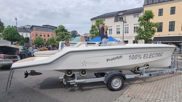 Orust Strana: Det skal flere av denne svenske elbåten til Nore i år. <i>Foto: Odd Richard Valmot</i>