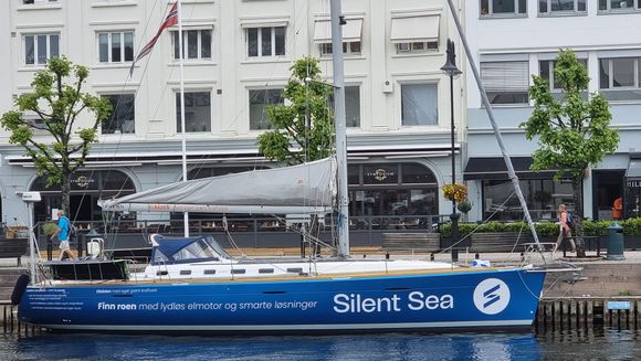 Seiler: Denne seilbåten fra Silent Sea er helt elektrifisert og den lader batteriene med solceller. <i>Foto:  Odd Richard Valmot</i>