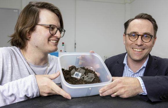 Xavier Aeby og Gustav Nyström ved Empa har utviklet et biologisk nedbrytbart batteri laget av cellulose og andre giftfrie komponenter. <i>Foto:  GIAN VAITL ZUERICH SWITZERLAND</i>
