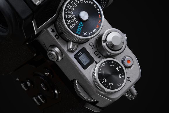 Nikon Z fc har klassiske kontrollhjul inspirert av FM2. <i>Foto:  Nikon</i>