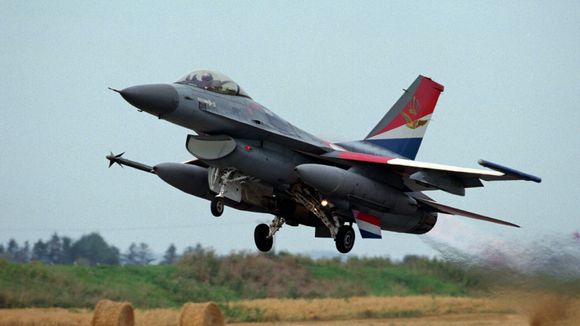 F-16 fra den nederlandske 306 skvadron tar av fra Ørland under Nato air meet i 1997. <i>Foto:  Torbjørn Kjosvold/Forsvaret</i>