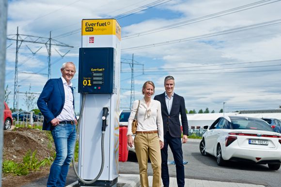 Fra venstre: Helge Holen i Everfuel, generalsekretærIngebjørg Telnes Wilhelmsen i Norsk Hydrogenforum og informasjonssjefEspen Olsen i Toyota . <i>Foto:  Mathias Klingenberg </i>