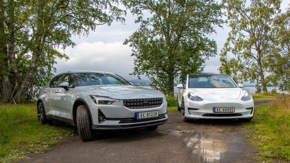 Polestar 2 og Tesla Model 3 er to biler i omtrent samme markedssegment. Den ene er en god del mer energieffektiv enn den andre. <i>Foto:  Marius Valle</i>