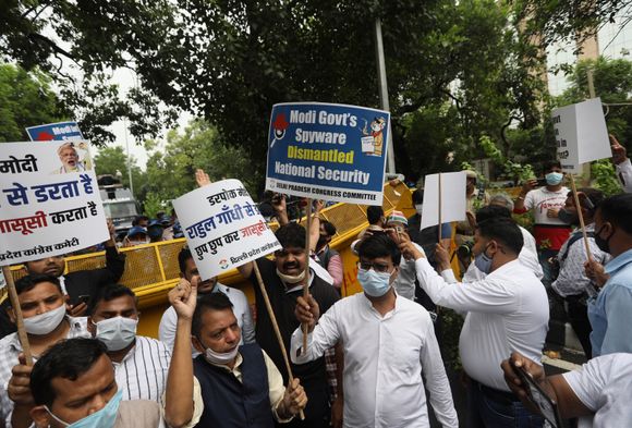 Det brøt ut demonstrasjoner i India da det mandag ble kjent at spionprogrammet Pegasus brukes til å overvåke opposisjon, journalister og aktivister. <i>Foto:  Manish Swarup, AP/NTB</i>