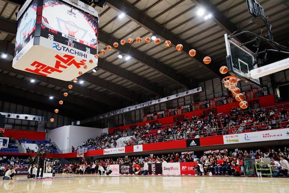 Den fjerde versjonen av CUE, altså CUE4, på en basketballkamp i Japan i 2020. Bildet er redigert for å vise banen til ett av kastene. <i>Foto:  Toyota</i>