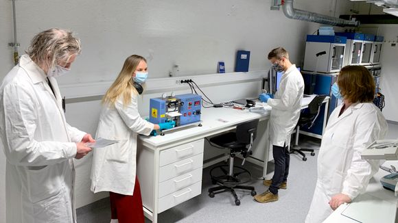 Professor Odne Stokke Burheim og Silje Nornes Bryntesen, stipendiat, demonstrerer utstyr i det nye batterilaboratoriet ved NTNU. <i>Foto:  Maren Agdestein/ NTNU</i>