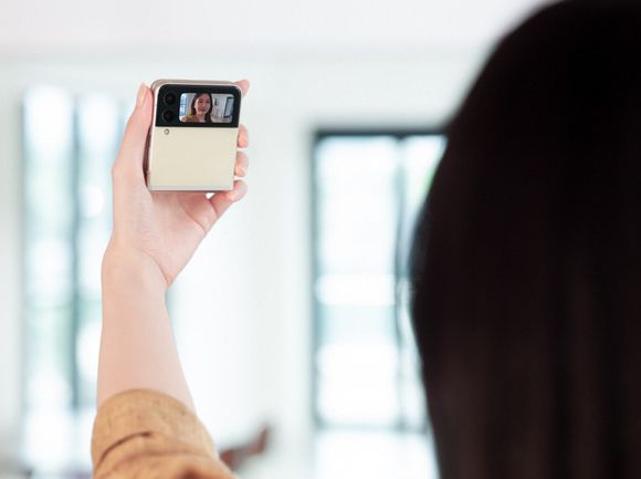 Ved hjelp av den 1,9 tommer lille skjermen kan du bruke hovedkameraene for å ta selfier. <i>Foto:  Samsung</i>