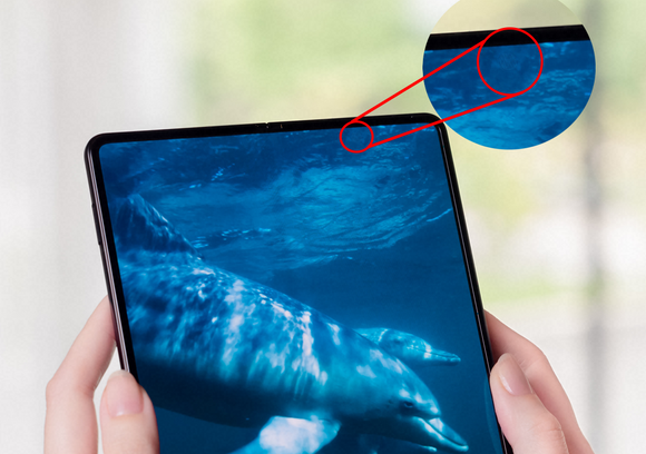 Hvis man ser nøye på bildet, ser man at det er et synlig rutenett av piksler der kameraet er gjemt <i>Foto:  Samsung, (montasje</i>
