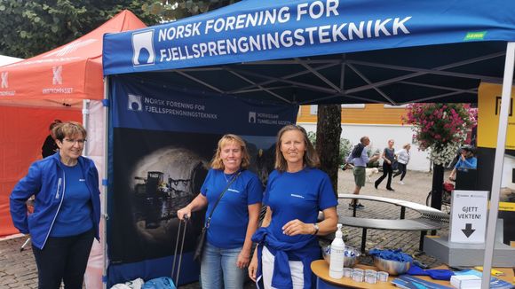 Siri Engen, generalsekretær Tone Nakstad og Anne Kathrine Kalanger i Norsk Forening for Fjellsprengningsteknikk. <i>Foto:  Thor Søndenaa</i>