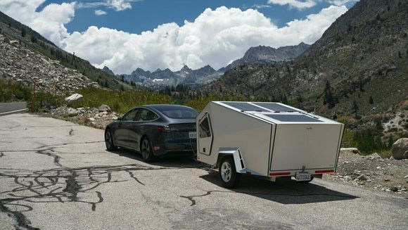 Polydrops har utviklet en særlig aerodynamisk liten campingvogn som skal gi bare 20-25 prosent økt forbruk. <i>Foto:  Polydrops</i>