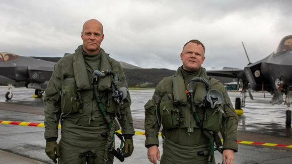 Oberst Øivind Gunnerud (t.v), sjef 132 luftving, og oberstløytnant Tron Strand, sjef 332 skvadron, fløy to av de åtte F-35-flyene fra Ørland til Evenes onsdag. <i>Foto:  Ronja Natalie Røe Nilsen / Forsvaret</i>