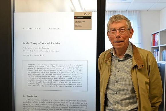 Seksjonen for teoretisk fysikk på UiO har sørget for å bruke Jon Magne Leinaas' artikkel som folie på glassveggen inn til kontoret hans. <i>Foto:  Hilde Lynnebakken/UiO</i>