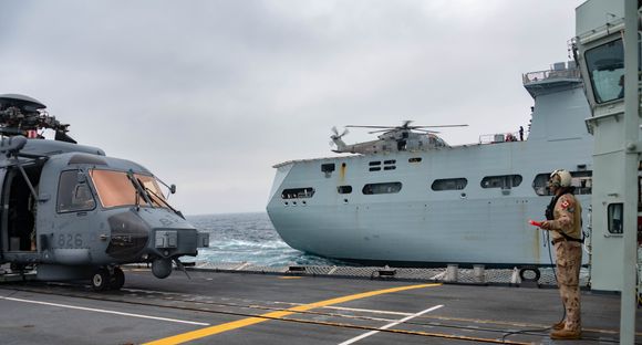 HMCS Fredericton den første RAS-operasjonen med britiske RFA Tiderace. På dekk på fregatten står et Sikorsky CH-148 Cyclone, mens på logistikkskipet står et Leonardo Helicopters AW101 Merlin. <i>Foto:  SNMG1</i>