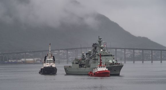 Den portugisiske fregatten NRP Corte-Real på vei til Tromsø 2. september. <i>Foto:  SNMG1</i>