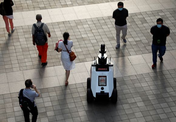 Den autonome roboten «Xavier» patruljerer et kjøpesenter mandag 6. september. Prøveperioden vil vare i tre uker. <i>Foto:  EDGAR SU/Reuters via NTB</i>