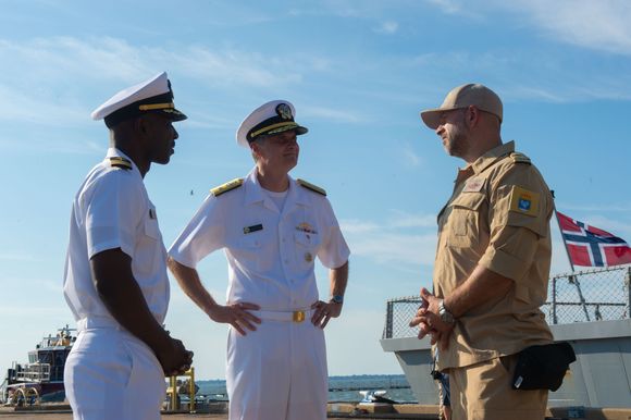 Kommandørkaptein Ruben Grepne-Takle, skipssjef på KNM Fridtjof Nansen, i samtale med kontreadmiral Curt Renshaw, sjef for Carrier Strike Group 8. <i>Foto:  U.S. Navy/Miles McDonough</i>