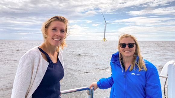 Mot slutten av 2020-tallet kan den første store vindparken være på plass i Nordsjøen, sier energiminister Tina Bru som her er til havs sammen med Shells tekniske direktør for offshore vind, Janneke Verhoef. <i>Foto:  Thomas Førde</i>