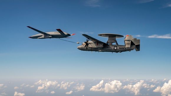 18. august ble T1 testet sammen med et E-2D Hawkeye AEW-fly (luftbåren tidlig varsling). <i>Foto:  Boeing</i>