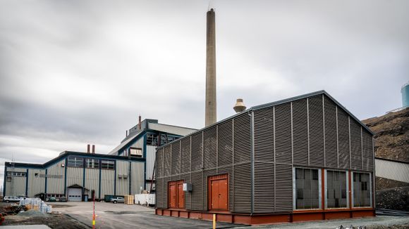 Det nye dieseldrevne reservekraftverket i Longyearbyen er allerede i drift. Kullkraftverket sees i bakgrunnen. <i>Foto:  Eirik Helland Urke</i>