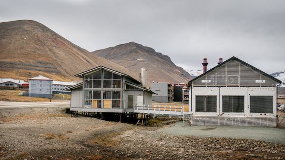 Et eget reserveaggregat og fyrhus er plassert et stykke unna hovedforsyningene for å styrke forsyningssikkerheten i Longyearbyen. <i>Foto:  Eirik Helland Urke</i>