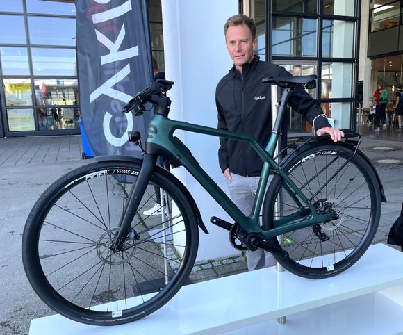 Porsche Digital-direktør Florian Rothfuss viser fram Cyklærs første modell, som nå er i salg. <i>Foto:  Svein-Erik Hole</i>