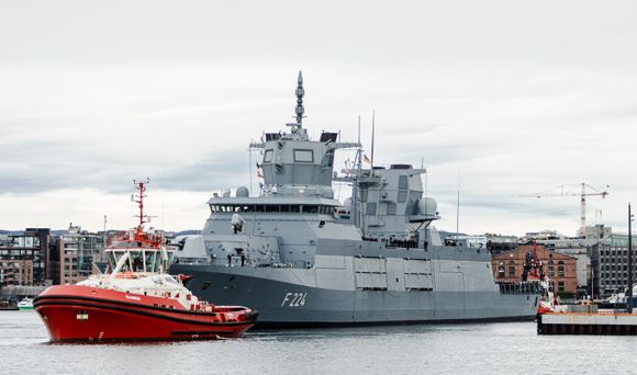 Den tyske fregatten «Sachsen Anhalt» i ferd med å legge til kai torsdag morgen. <i>Foto: Forsvaret</i>