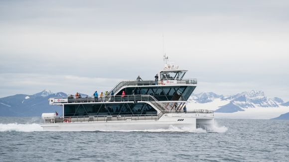 Hybridskipet Bard på Svalbard på vei over Isfjorden på Svalbard. <i>Foto:  Eirik Helland Urke</i>