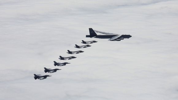 Norske F-16 og F-35 i formasjon med et B-52H. <i>Foto:  Public Domain</i>