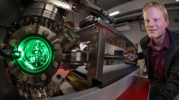Sintef-forsker Sigurd Wenner viser fram atomsondetomografen; instrumentet som river fra hverandre og analyserer materialer, som f.eks. nanocellulose, atom for atom. <i>Foto: Thor Nielsen, Gemini</i>