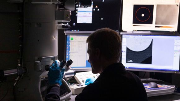 Et vindu inn til det aller minste. Her jobber forskerne med spesielle mikroskoper og kamera – i en skala som er ufattelig liten. <i>Foto: Thor Nielsen, Gemini</i>
