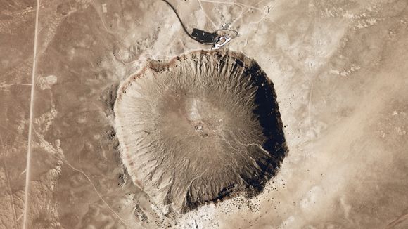 Det mest berømte og besøkte krateret i verden er Barringer-krateret i Arizona. Det er stort, cirka 1200 meter i diameter, men bare et lite knappehull i forhold til gigantmeteoren som falt ned for 65 millioner år siden og gjorde slutt på dinosaurene. Det skal vi være glad for.