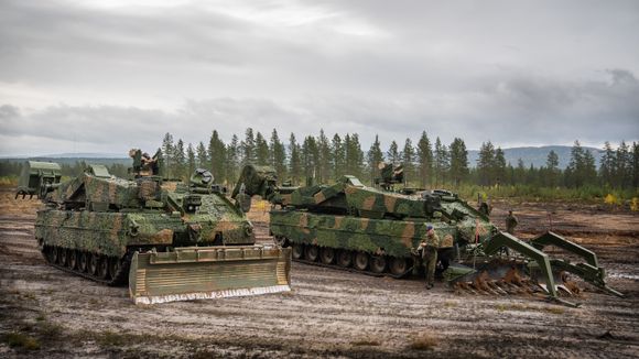 To av de tre Wisent 2 ingeniørpanservognene som nå er levert til Hæren. Vogna til høyre er konfigurert som gjennombryterpanservogn ved at doserskjæret er byttet ut med en mineplog. <i>Foto:  Eirik Helland Urke</i>