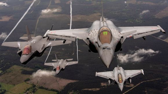 To amerikanske F-35A og to franske Dassault Rafale over Frankrike i mai 2021. <i>Foto:  Staff Sgt. Alexander Cook</i>