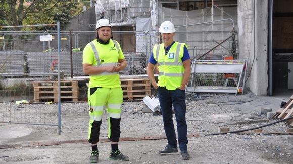 Prosjektansvarlig Andrius Cecenikovas i Consolvo AS og Thor Smette i Zinga AS følger tett opp totalrenoveringen av Strømsbrua i Stavanger