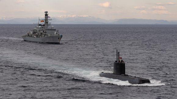 KNM Uredd trener med den britiske fregatten HMS Northumberland under øvelse Grüner Aal i juni 2021. <i>Foto:  Royal Navy</i>