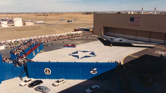 B-2 Spirit ble rullet ut av hangaren og vist fram offentlig for første gang 22. november 1988. <i>Foto:  US Air Force</i>