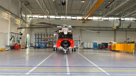 AW101 på besøk i hangaren på Banak i juni 2020. Slik det ligger an nå, skal det nye redningshelikopteret settes i drift her om fire måneders tid. <i>Foto:  Forsvaret</i>