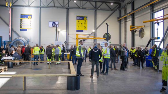 Mange kunder og samarbeidspartnere har møtt opp for den offisielle åpningen av det helt nye sveiseverkstedet på Stathelle.