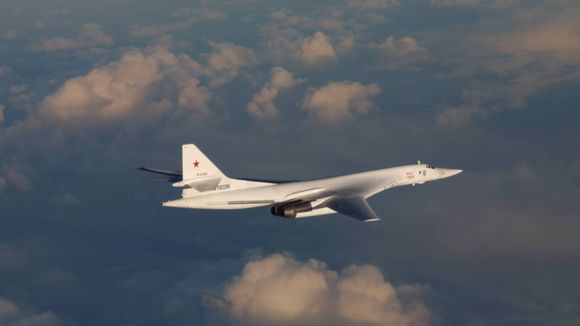 Tupulev Tu-160 er i stand til å bære 40 tonn våpen og fly i en hastighet på Mach 2. Flyet har Nato-kodebetegnelsen «Blackjack», men kalles gjerne «Den hvite svane» hjemme i Russland. <i>Foto:  Forsvaret</i>