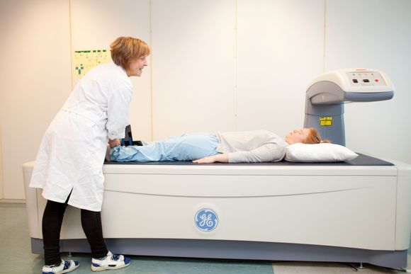 DXA-apparatet måler beinmasse, muskelmasse og fettmasse i kroppen. <i>Foto:  Stina Grønbech/Tromsøundersøkelsen</i>
