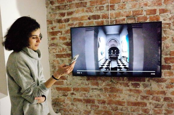 Sophia Amanpour satser på å slippe å styre skjermene fra mobilen etter åpning <i>Foto:  Marianne Gjessing</i>