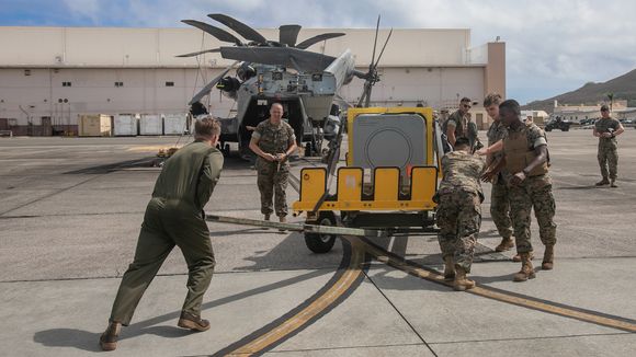 Soldater fra det amerikanske marinekorpset laster NSM om bord på et CH-53E. <i>Foto:  Sgt. Branden Bourque</i>
