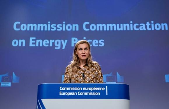 EUs energikommissær Kadri Simson la frem tiltak mot høye energipriser 13. oktober. <i>Foto:  Jennifer Jacquemart, EU Audiovisual Service</i>