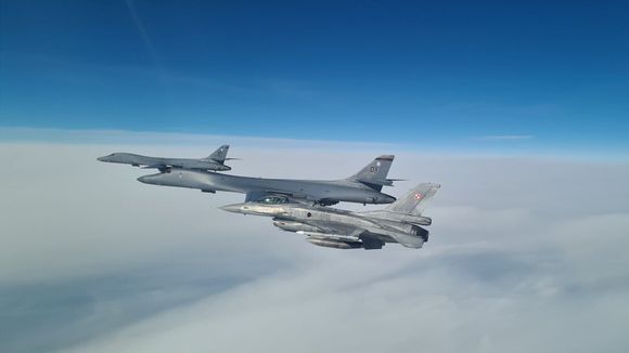 To B-1B Lancer og et polsk F-16 i forrige uke. <i>Foto:  USAF</i>