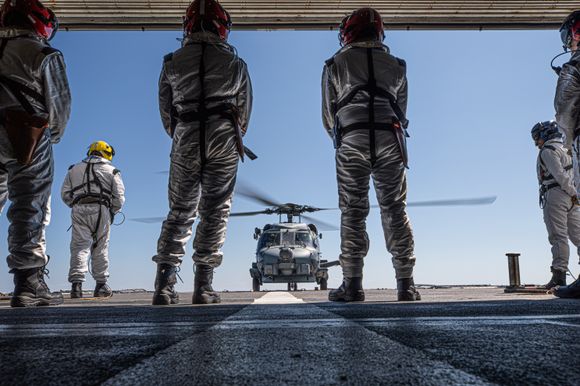 MH-60R Seahawk på helikopterdekket på KNM Fridtjof Nansen under sertifiseringsøvelsen. Det er plass nok i hangaren, for det er som kjent ikke noe NH90 med på oppdraget. <i>Foto:  Marius Vågenes Villanger/Forsvaret</i>