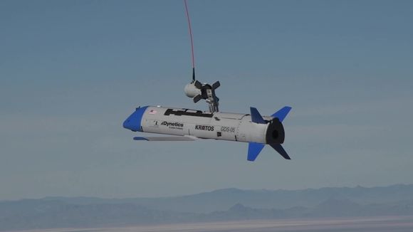 To X-61A-droner ble brukt i testinga i oktober. Den ene havarerte, og den andre ble hentet inn i lasterommet på en Hercules. <i>Foto:  DARPA</i>